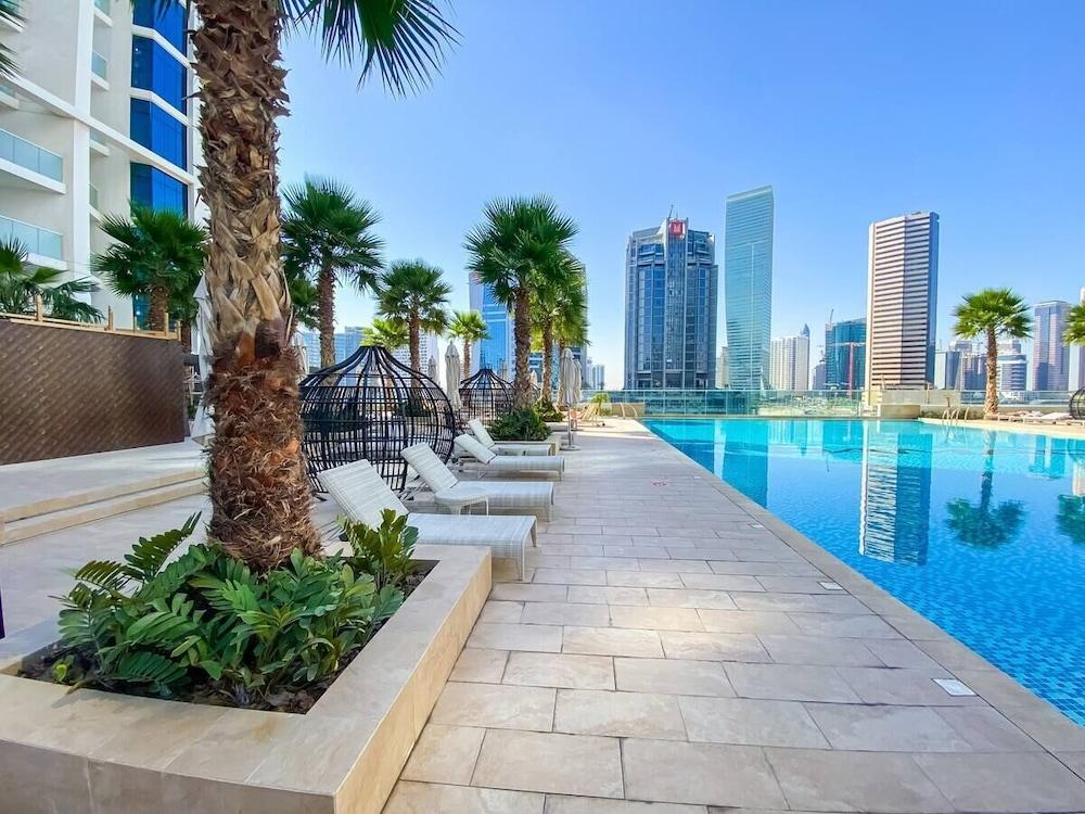 Дубай: Whitesage - Condo With Incredible Canal and Burj Khalifa Views