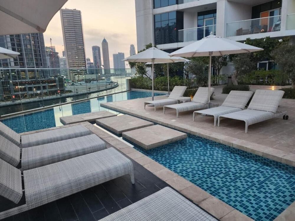 Дубай: Whitesage - Condo With Incredible Canal and Burj Khalifa Views