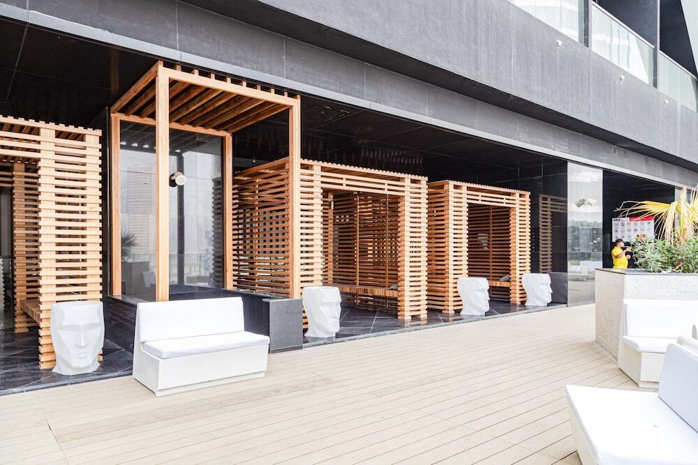 Дубай: Waves - Chic Studio With Balcony Overlooking City Views