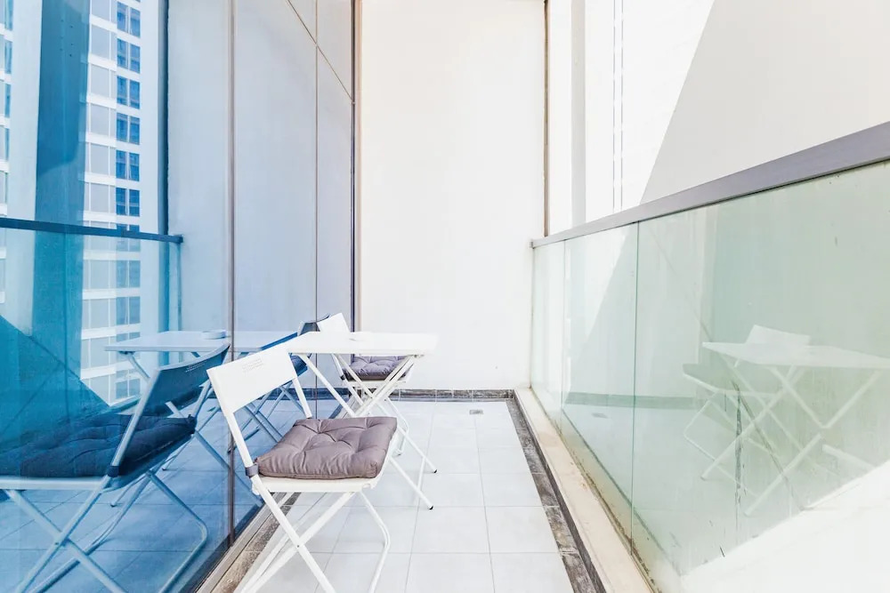 Дубай: Waves - Chic Studio With Balcony Overlooking City Views