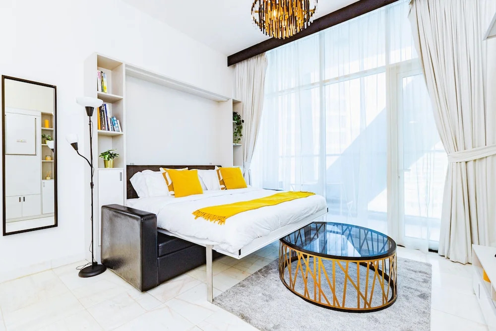 Дубай: Waves - Chic Studio With Balcony Overlooking City Views