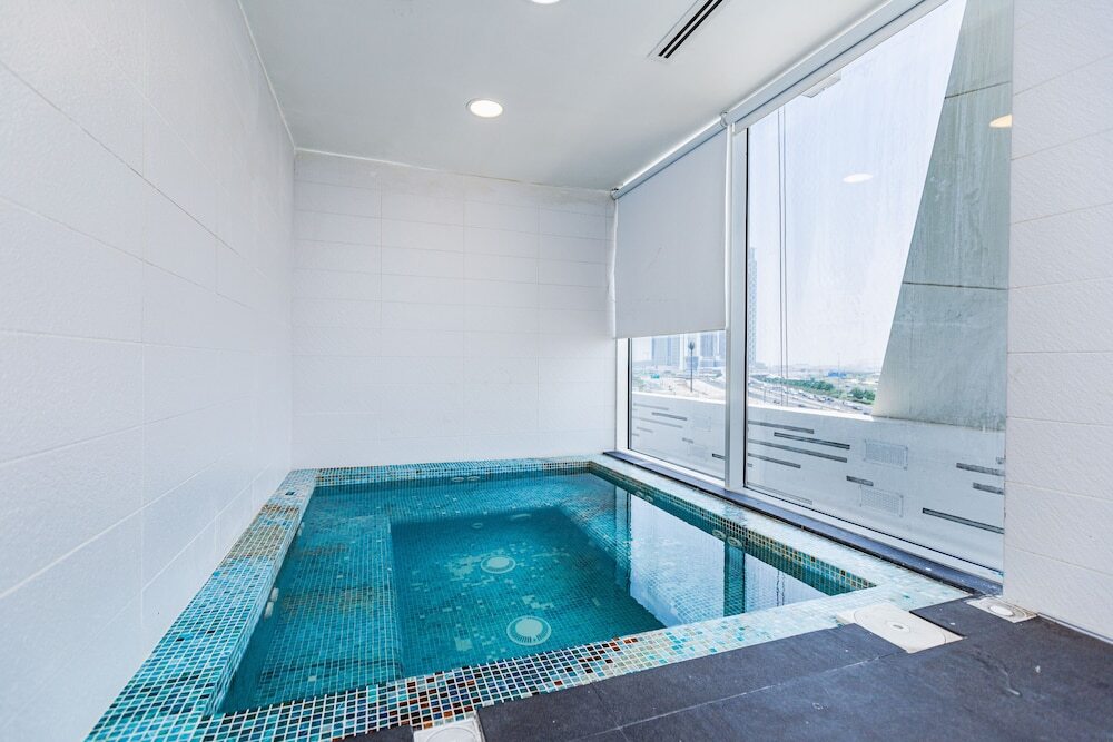 Дубай: Waves - Chic Studio With Balcony Overlooking City Views