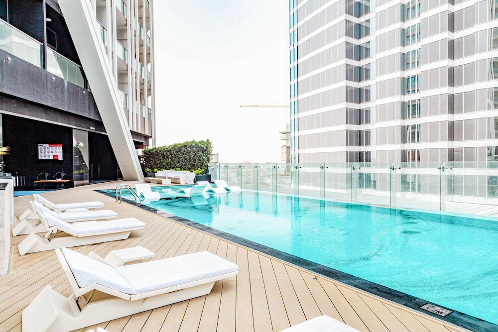Дубай: Waves - Chic Studio With Balcony Overlooking City Views
