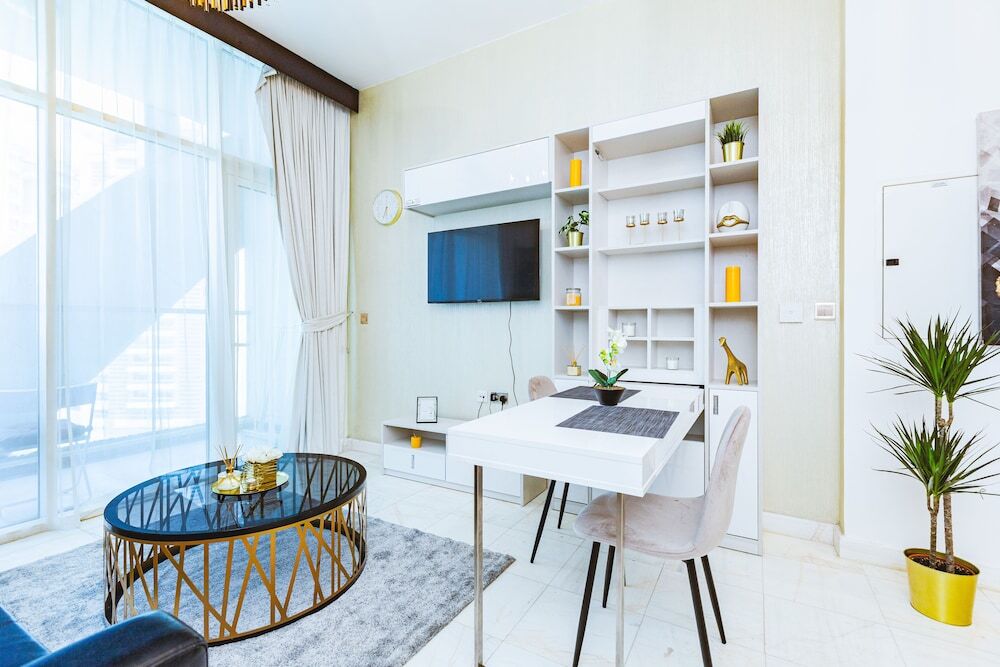 Дубай: Waves - Chic Studio With Balcony Overlooking City Views