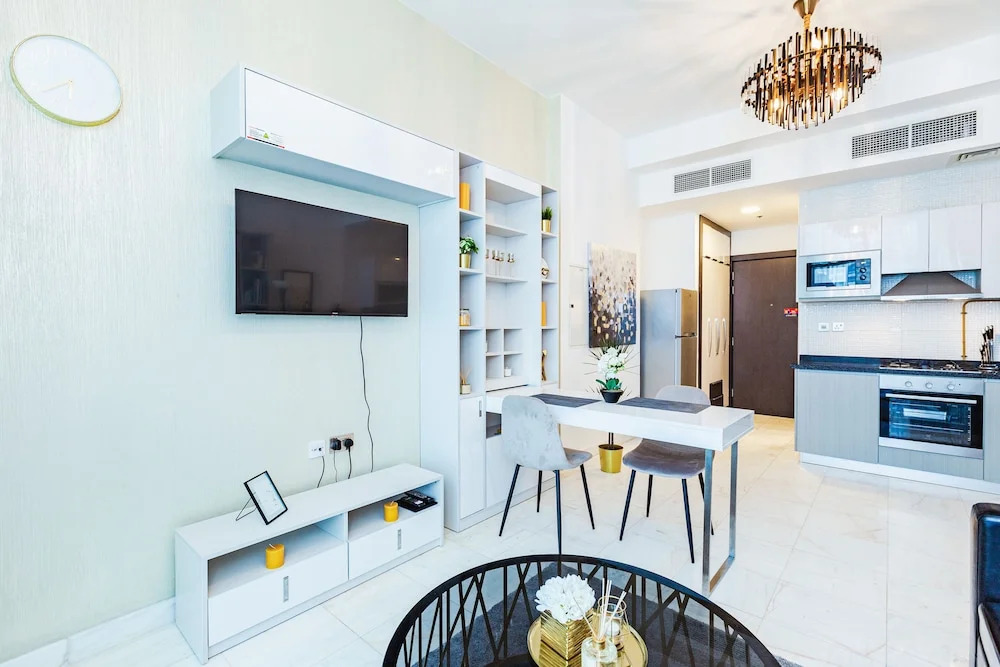 Дубай: Waves - Chic Studio With Balcony Overlooking City Views