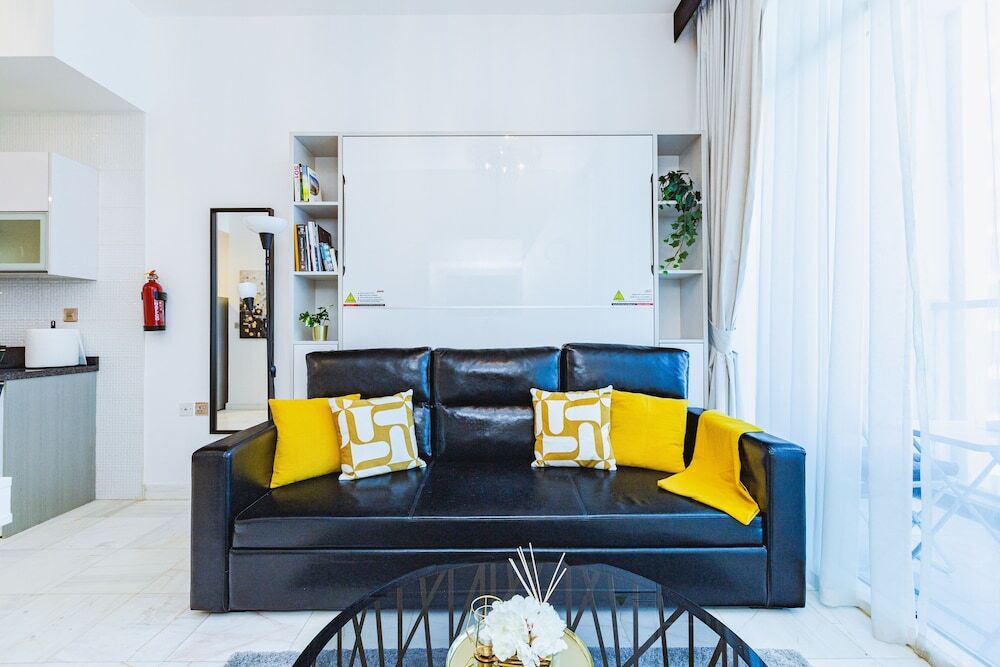 Дубай: Waves - Chic Studio With Balcony Overlooking City Views