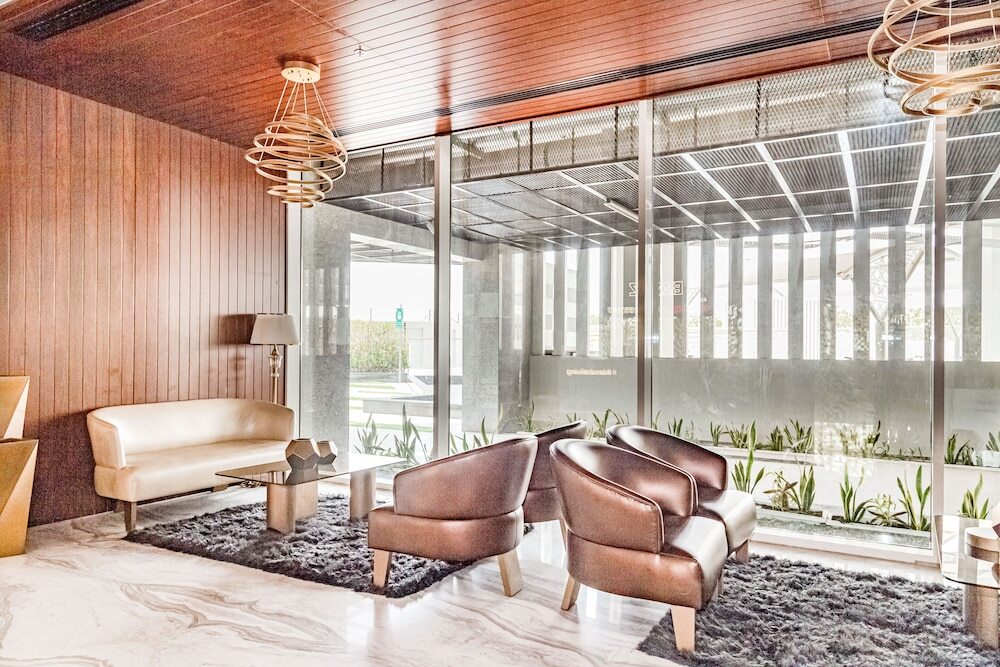 Дубай: Waves - Chic Studio With Balcony Overlooking City Views