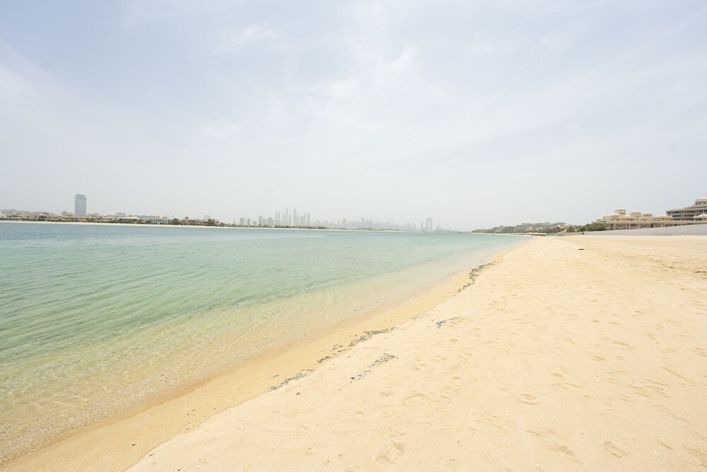 Дубай: Spacious beachfront 2 bedroom apartment