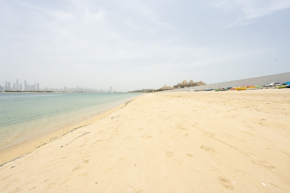 Дубай: Spacious beachfront 2 bedroom apartment