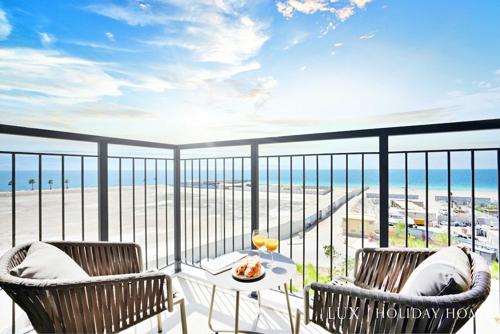 Дубай: LUX  Le Pont Sea View Suite