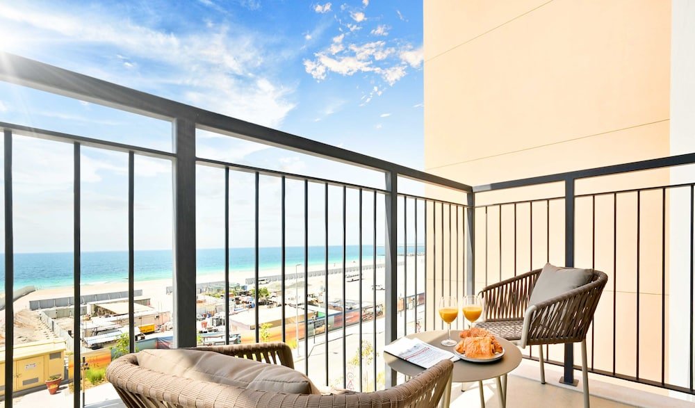 Дубай: LUX  Le Pont Sea View Suite