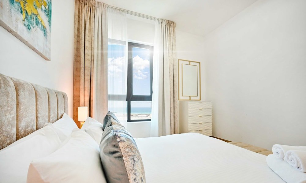 Дубай: LUX  Le Pont Sea View Suite