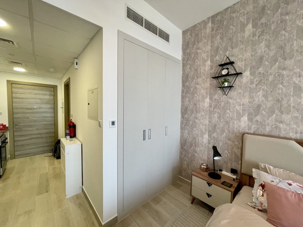 Дубай: Spacious & Cute Studio with Balcony