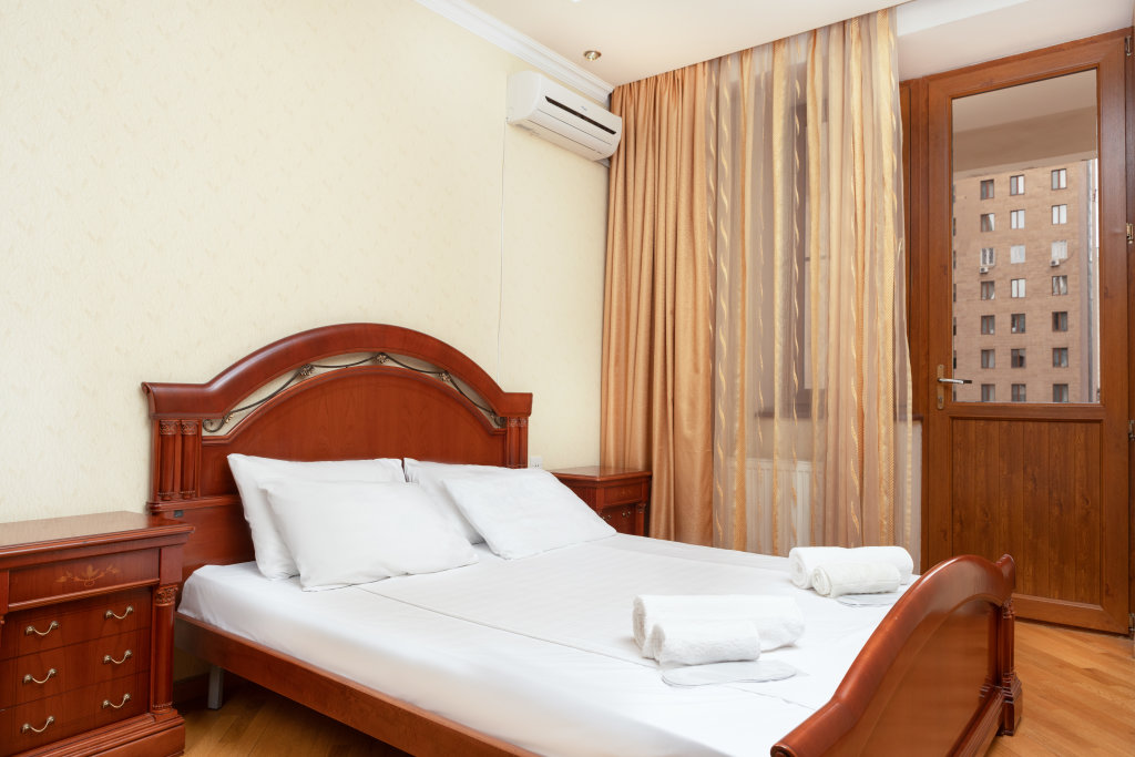 Ереван: Апартаменты Great Balcony 2 Bedroom in City Center Near Malibu