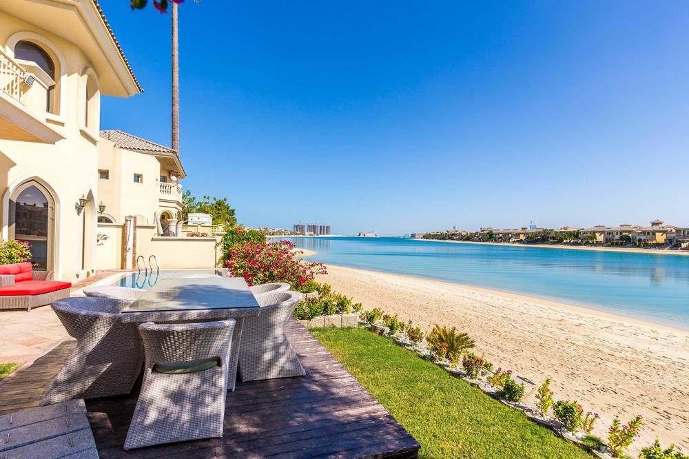 Дубай: Palm Jumeirah Villa in Frond E by Deluxe Holiday Homes
