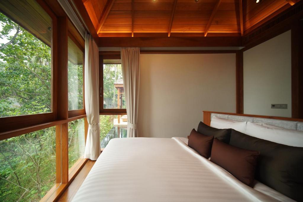 Тхаланг: The Surin Phuket
