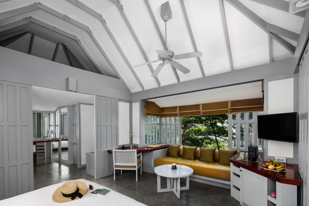 Тхаланг: The Surin Phuket