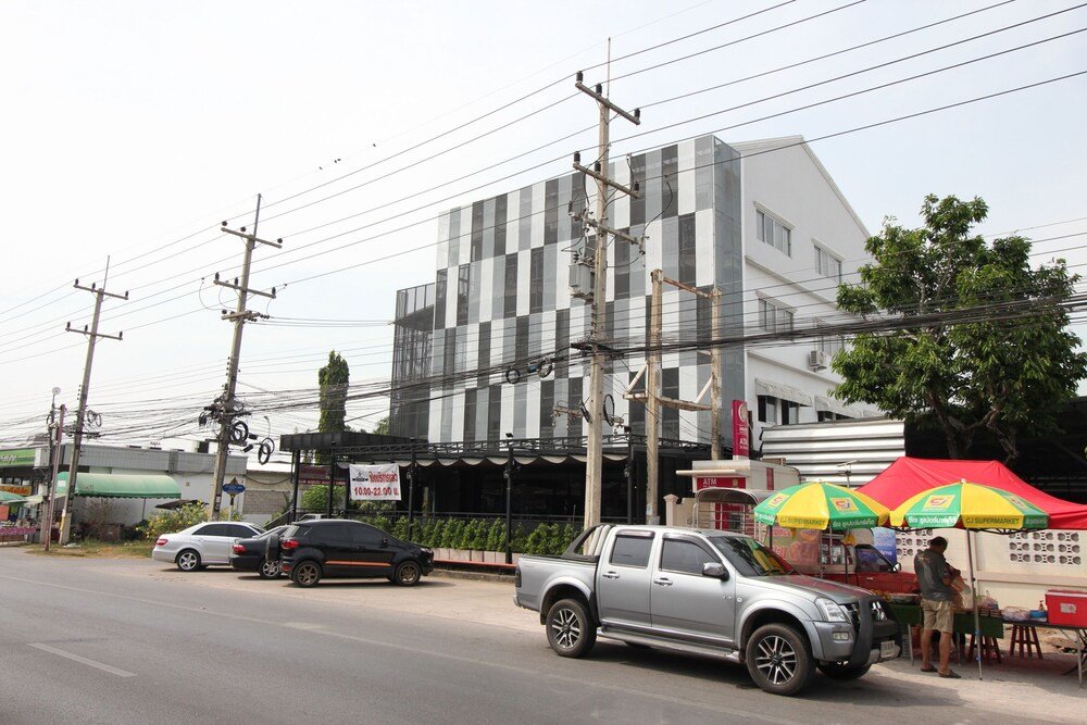 Ампхава: Nara Hotel Restaurant And Bar by OYO Rooms