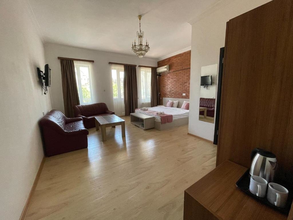 Тбилиси: Neighbours Apartments