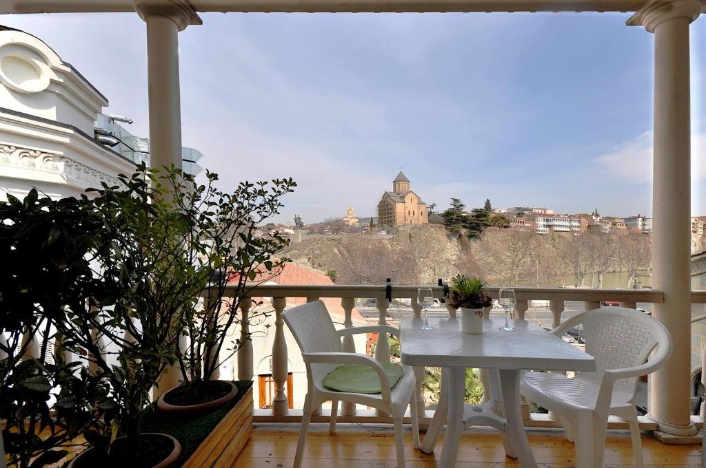 Тбилиси: Neighbours Apartments