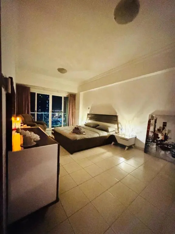 Дубай: Calm Studio at Lake View Tower Jlt by Deluxe Holiday Homes