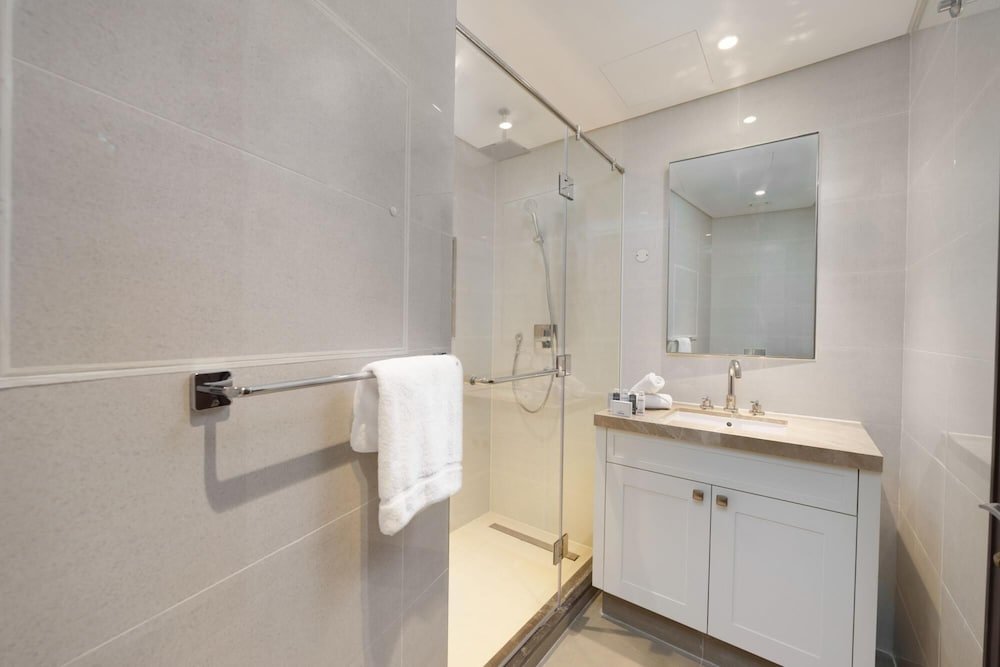 Дубай: Ultra Chic High-floor Apt w Direct Burj Khalifa Fountains Views