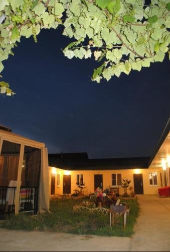 V Gostyakh U Skazski Guest House — фото 1