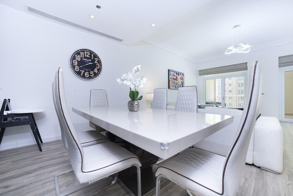 Дубай: 2BR on Palm Jumeirah With Beach and Complimentary Golf