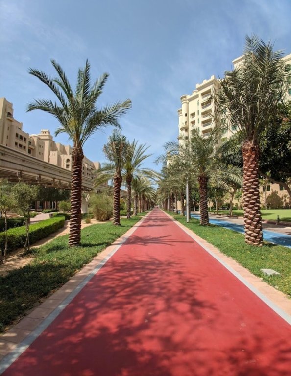 Дубай: 2BR on Palm Jumeirah With Beach and Complimentary Golf
