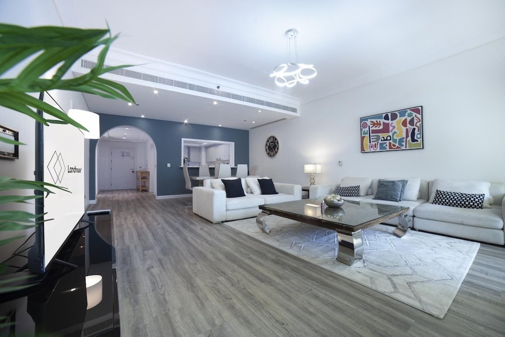 Дубай: 2BR on Palm Jumeirah With Beach and Complimentary Golf