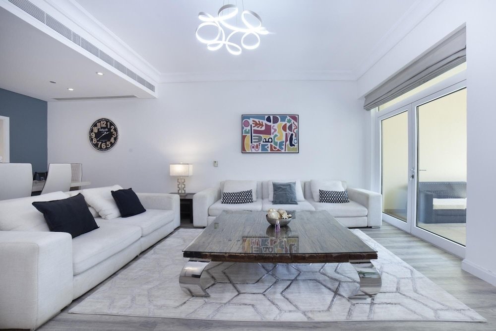 Дубай: 2BR on Palm Jumeirah With Beach and Complimentary Golf