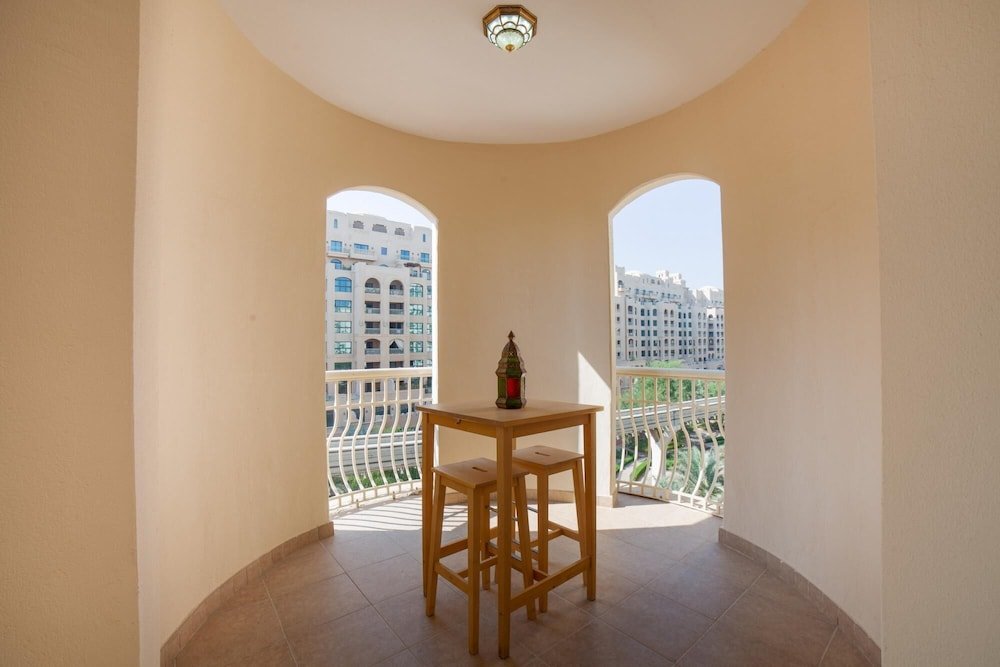Дубай: 2BR on Palm Jumeirah With Beach and Complimentary Golf