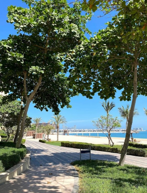 Дубай: 2BR on Palm Jumeirah With Beach and Complimentary Golf