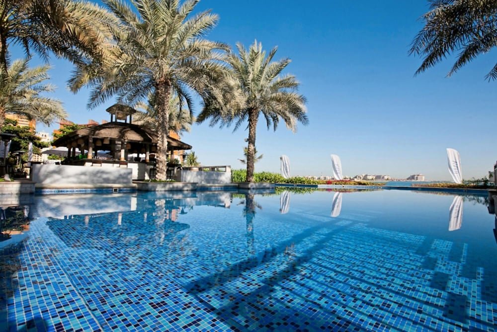 Дубай: 2BR on Palm Jumeirah With Beach and Complimentary Golf
