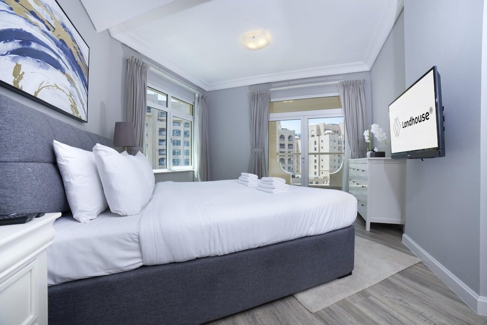Дубай: 2BR on Palm Jumeirah With Beach and Complimentary Golf
