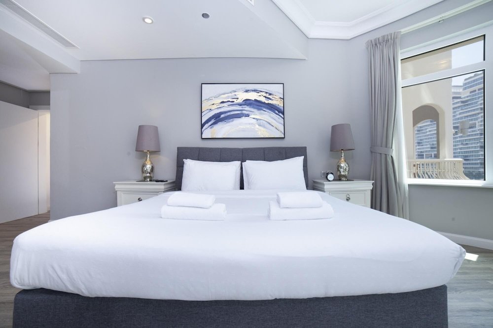 Дубай: 2BR on Palm Jumeirah With Beach and Complimentary Golf