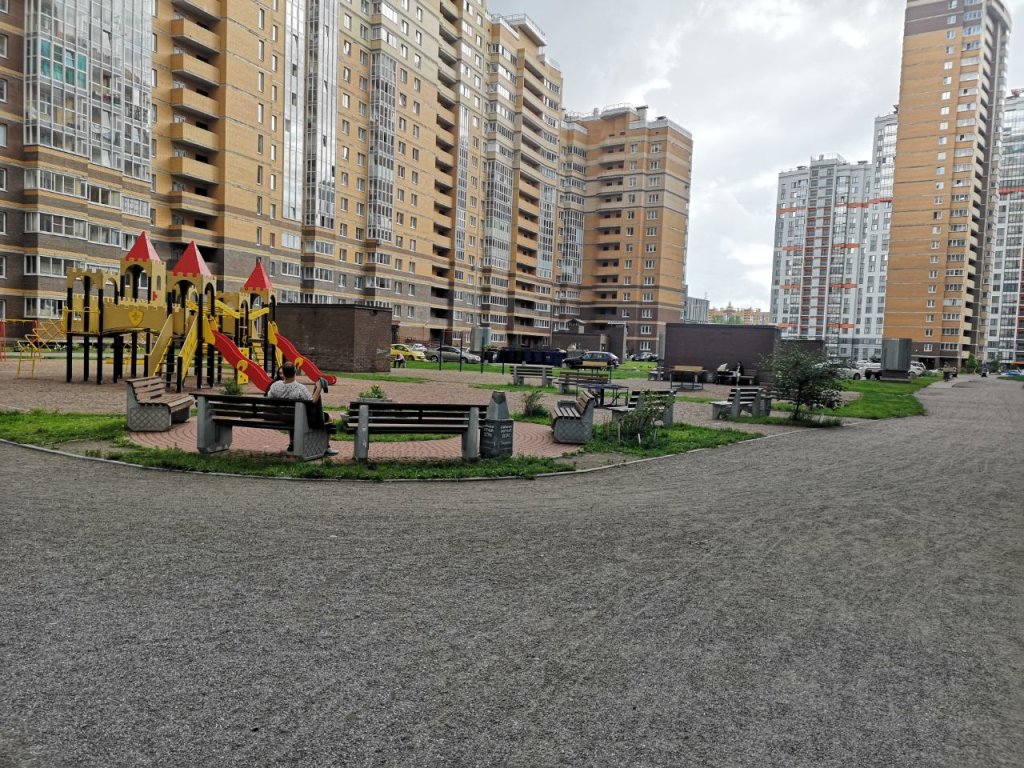 Санкт-Петербург: Квартира просторная с балконом и видом на лес