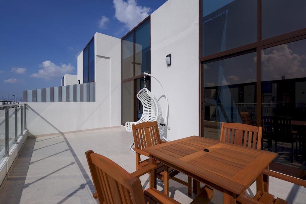 Дубай: Fabulous 4br Villa With Balcony, Dubai