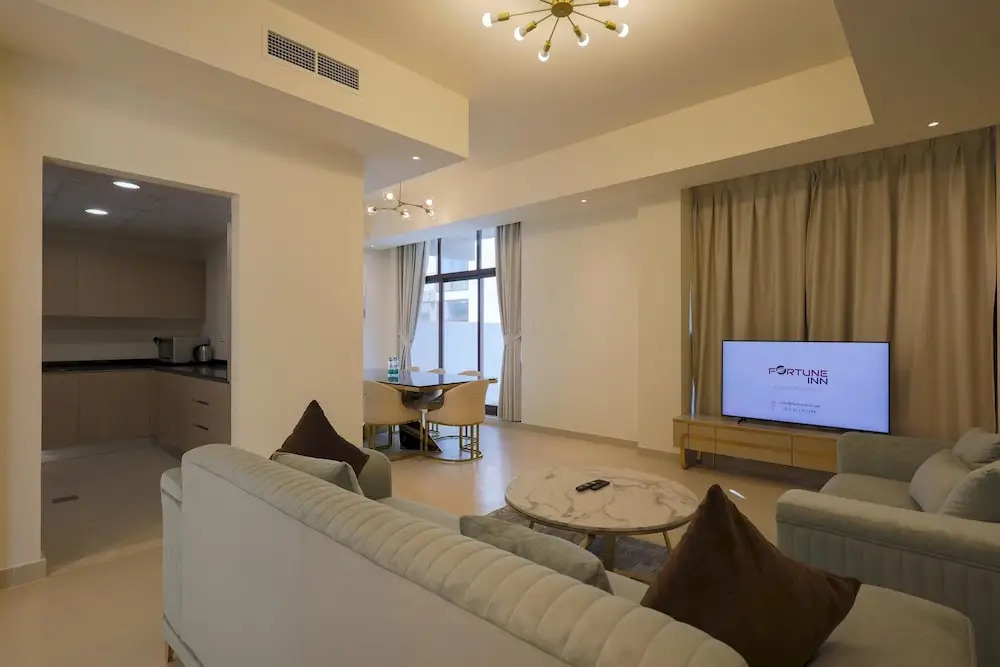 Дубай: Fabulous 4br Villa With Balcony, Dubai