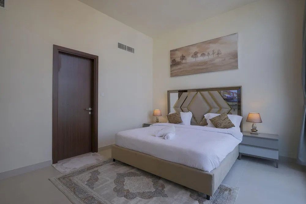Дубай: Fabulous 4br Villa With Balcony, Dubai