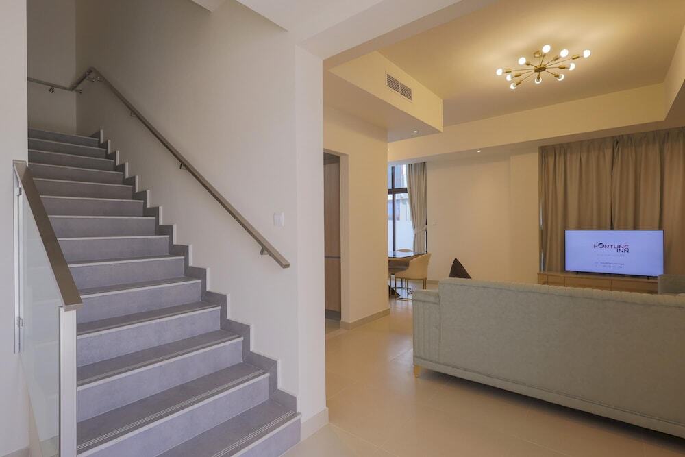 Дубай: Fabulous 4br Villa With Balcony, Dubai