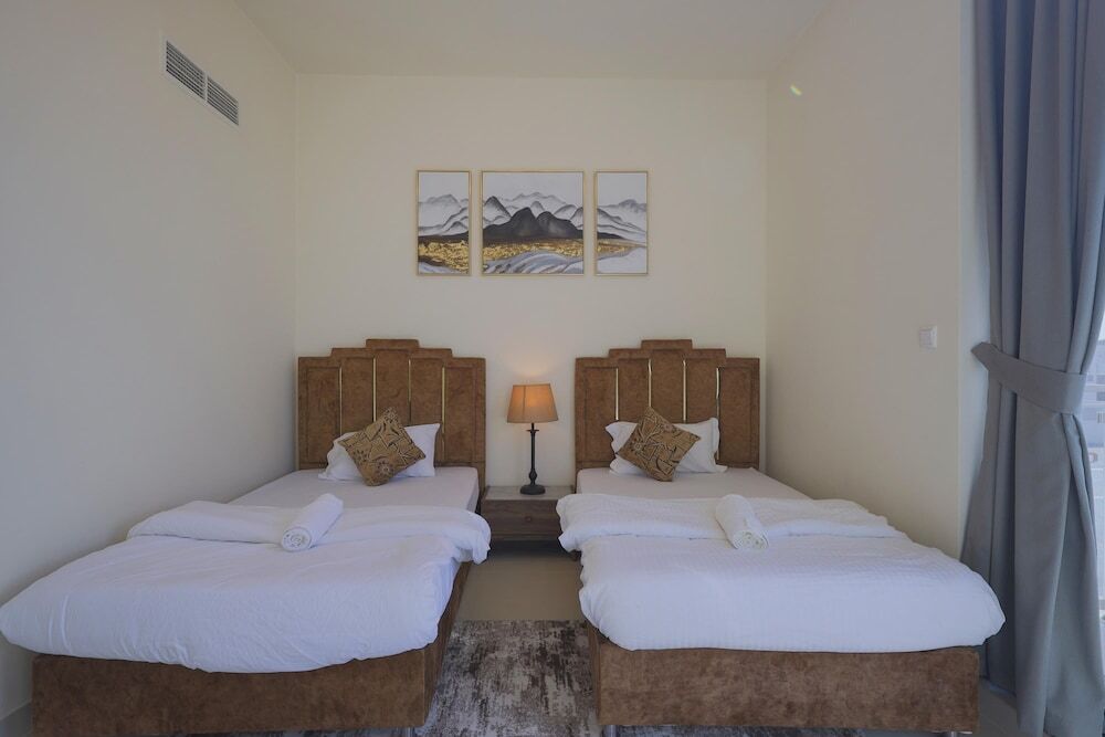 Дубай: Fabulous 4br Villa With Balcony, Dubai