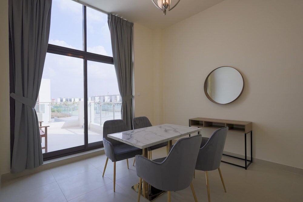 Дубай: Fabulous 4br Villa With Balcony, Dubai