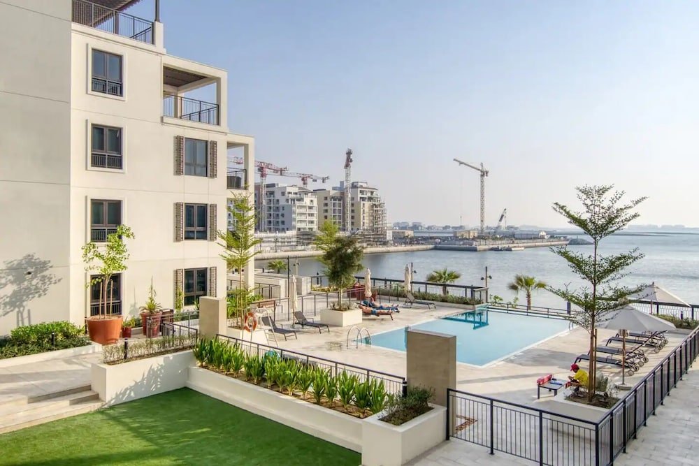 Дубай: Stylish 2BR in La Rive 2