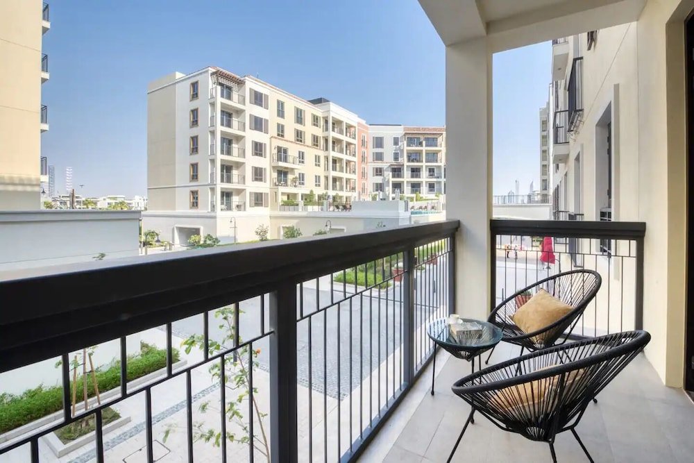 Дубай: Stylish 2BR in La Rive 2