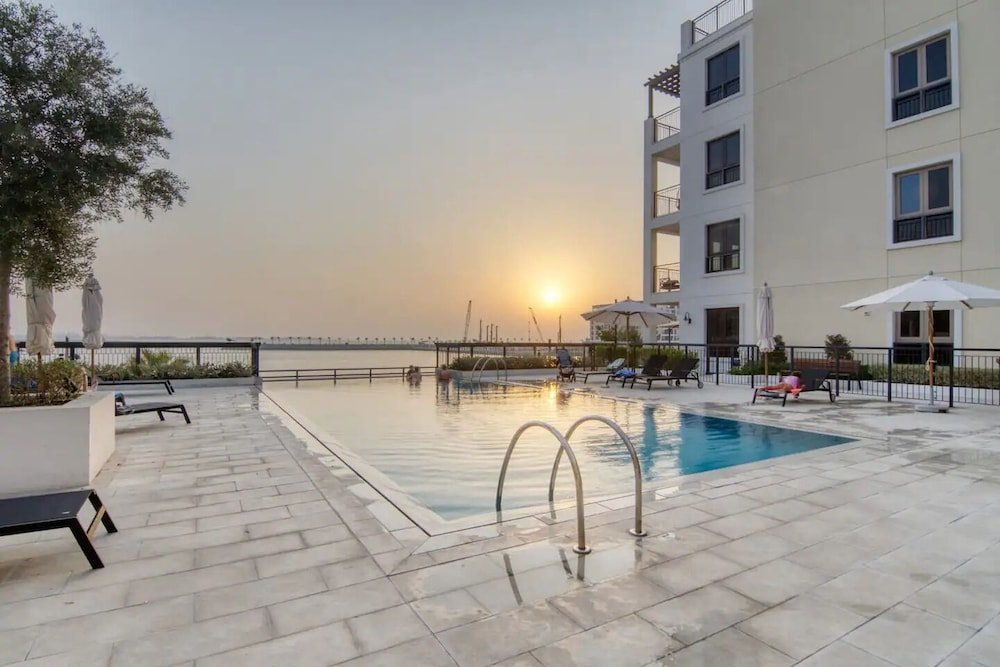Дубай: Stylish 2BR in La Rive 2