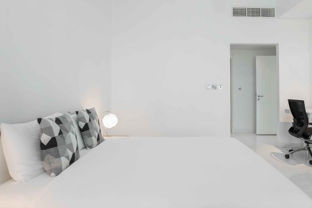 Дубай: Spacious 2BR Marina Residence 4
