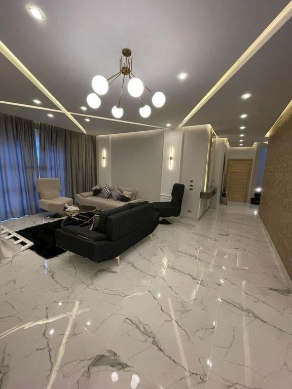 Шейх Заед Сити: Duplex Apartment With A Private Garden