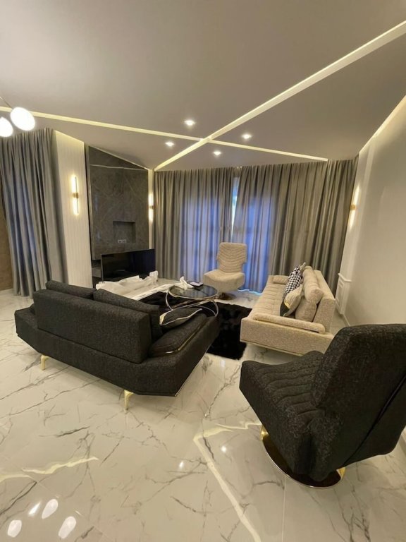 Шейх Заед Сити: Duplex Apartment With A Private Garden