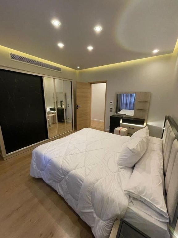 Шейх Заед Сити: Duplex Apartment With A Private Garden
